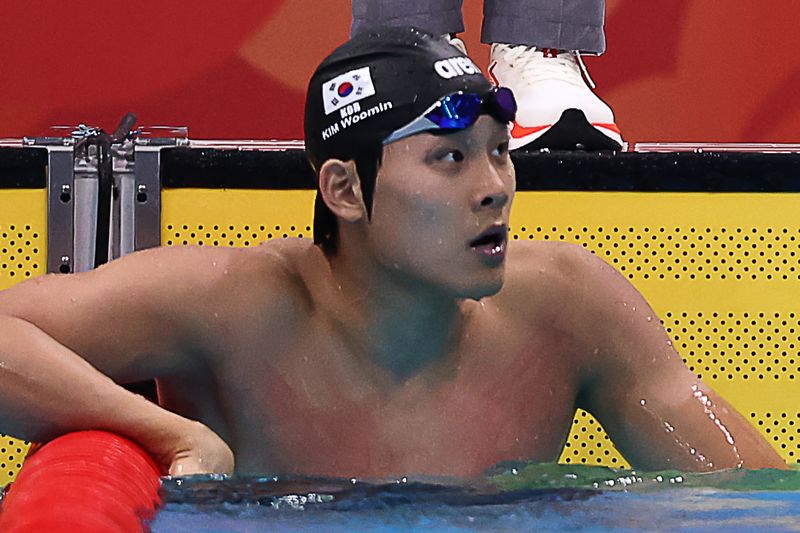 24일 도쿄 아쿠아틱스 센터에서 열린 2026 아이치·나고야 아시안게임 수영 남자 400m 자유형 계영 결승. 경기를 마친 대한민국 김영범이 김우민이 모자를 착용한 채 숨을 고르고 있다. 연합뉴스
