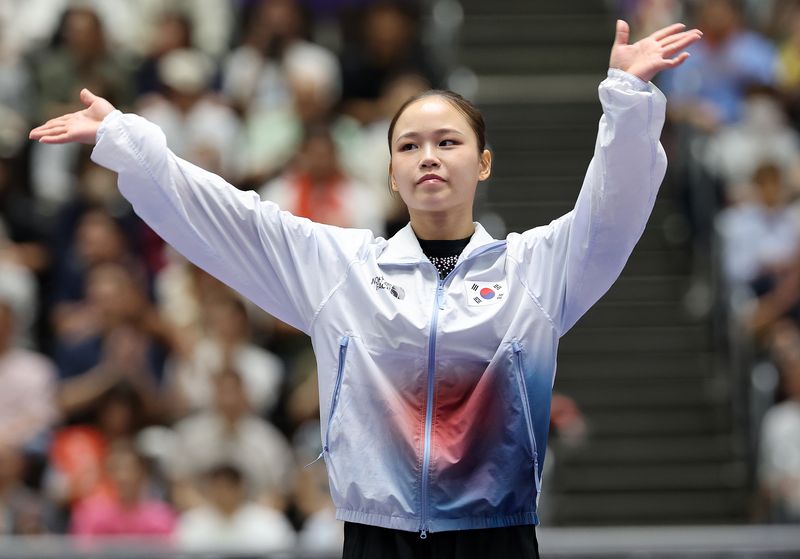 24일 일본 나고야 종합체육관 레인보우홀에서 열린 2026 아이치·나고야 아시안게임 기계 체조 여자 도마에서 금메달을 차지한 여서정이 시상대에 오르며 손을 흔들고 있다. 연합뉴스