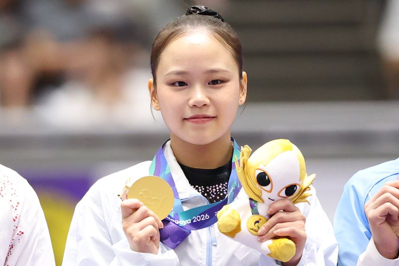 [나고야(일본)=뉴시스] 황준선 기자 = 24일(현지시간) 일본 아이치현 나고야시 종합체육관에서 열린 2026 아이치·나고야 아시안게임 기계체조 여자 도마 결승 시상식에서 한국 여서정이 금메달을 들어보이고 있다. 2026.09.24. hwang@newsis.com