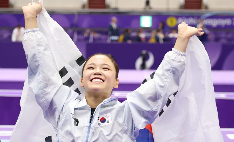 [나고야(일본)=뉴시스] 황준선 기자 = 24일(현지시간) 일본 아이치현 나고야시 종합체육관에서 열린 2026 아이치·나고야 아시안게임 기계체조 여자 도마 결승에서 금메달을 차지한 한국 여서정이 기뻐하고 있다. 2026.09.24. hwang@newsis.com