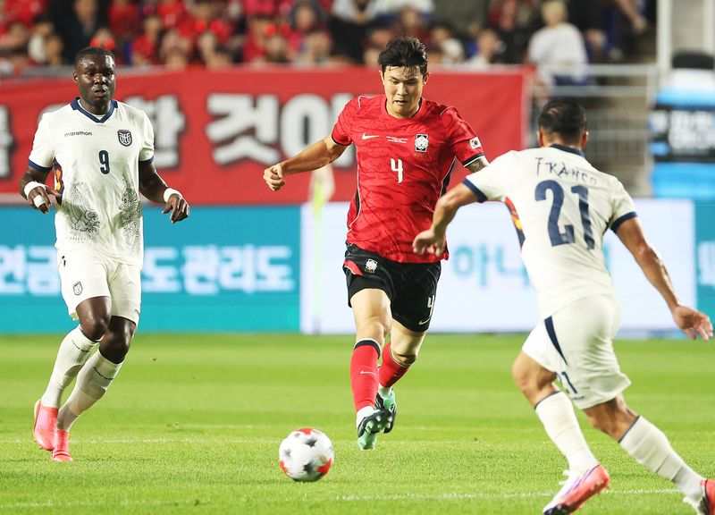 24일 경기도 수원월드컵경기장에서 열린 축구 국가대표팀 평가전 대한민국과 에콰도르의 경기. 한국 김민재가 드리블을 하고 있다. 연합뉴스