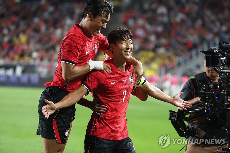 손흥민-오현규 '좋아' (출처=연합뉴스)