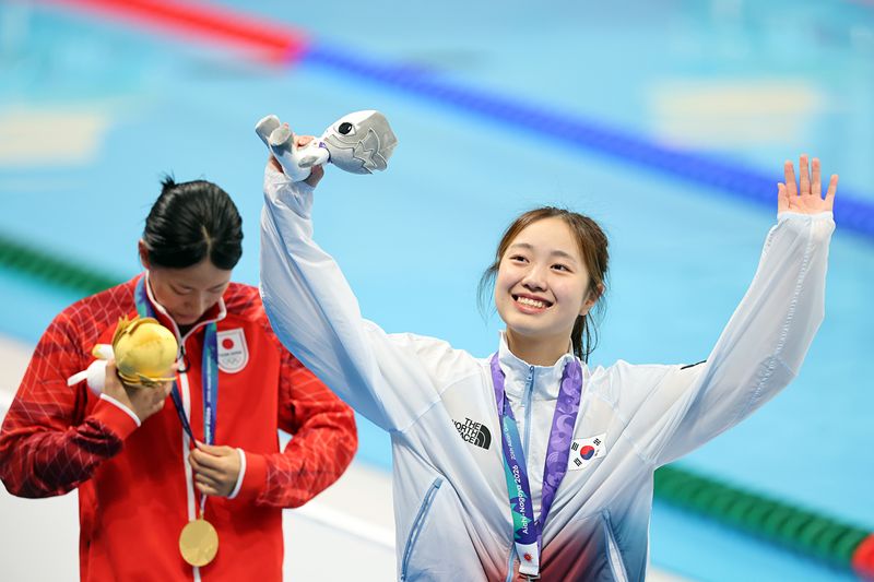 [도쿄(일본)=뉴시스] 김금보 기자 = 24일(현지 시간) 오후 일본 도쿄도 고토구 도쿄아쿠아틱스센터에서 열린 2026 아이치·나고야 아시안게임 여자 평영 200m에서 은메달을 차지한 박시은이 기뻐하고 있다. 2026.06.24. kgb@newsis.com