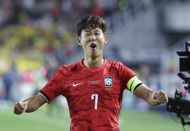 24일 경기 수원시 팔달구 수원월드컵경기장에서 열린 하나은행 초청 대한민국 축구 국가대표팀 친선경기 대한민국 대 에콰도르의 경기 후반 손흥민이 추가골을 넣고 세리머니를 하고 있다. 뉴시스