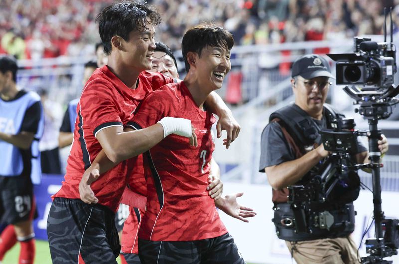 24일 경기 수원시 팔달구 수원월드컵경기장에서 열린 하나은행 초청 대한민국 축구 국가대표팀 친선경기 대한민국 대 에콰도르의 경기 후반 손흥민이 추가골을 넣고 오현규와 기뻐하고 있다. 뉴시스