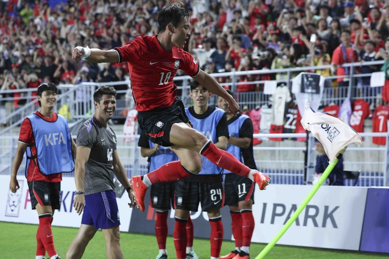 24일 경기 수원시 팔달구 수원월드컵경기장에서 열린 하나은행 초청 대한민국 축구 국가대표팀 친선경기 대한민국 대 에콰도르의 경기 후반, 대한민국 오현규가 선취골을 넣고 기뻐하고 있다. 뉴시스