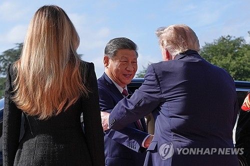 도널드 트럼프 미국 대통령이 24일(현지시간) 워싱턴DC 백악관을 방문한 시진핑 중국 주석을 환영하고 있다. 사진=연합뉴