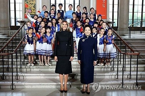 박물관 찾은 멜라니아·펑리위안 여사 (출처=연합뉴스)