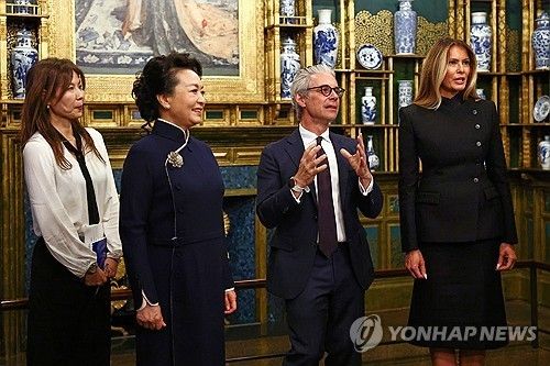 펑리위안(왼쪽 두번째) 여사와 멜라니아 여사(오른쪽) (출처=연합뉴스)