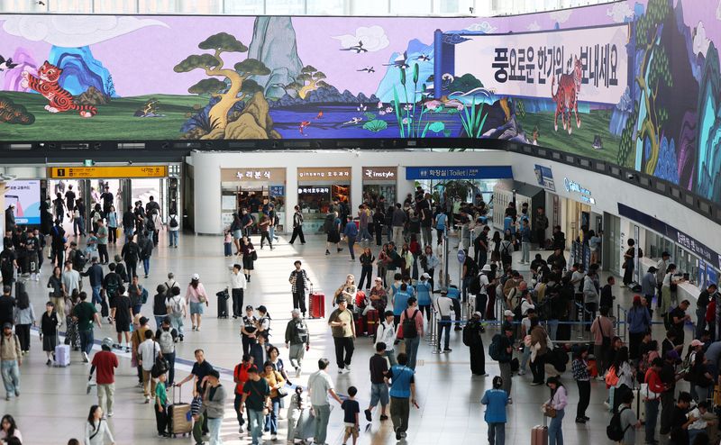 추석 연휴 첫날인 지난 24일 서울역 대합실이 귀성객들로 붐비고 있다. 뉴스1