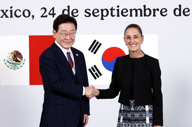 이재명 대통령과 클라우디아 셰인바움 멕시코 대통령이 24일(현지시간) 멕시코 멕시코시티 대통령궁에서 열린 한-멕시코 공동언론발표를 마치고 기념 촬영을 하고 있다. 뉴시스