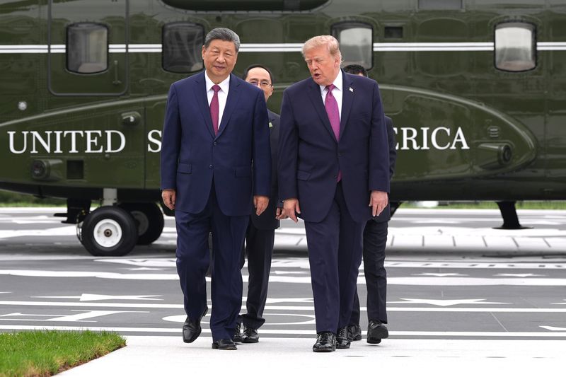 [워싱턴=AP/뉴시스]도널드 트럼프 미국 대통령과 시진핑 중국 국가주석이 24일(현지 시간) 백악관 사우스론 헬기착륙장과 대통령 전용헬기 마린원을 둘러본 후 함께 이동하고 있다. 2026.09.25.