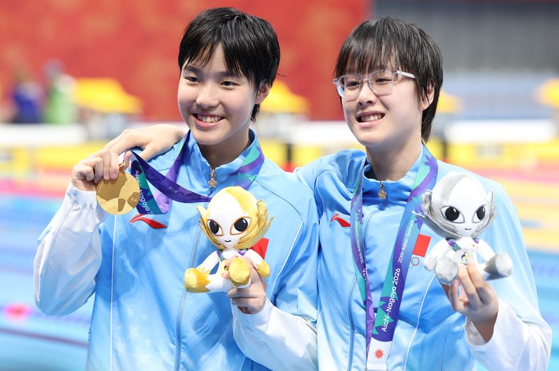 중국의 만 14세 '수영 천재' 위쯔디(왼쪽)가 23일 도쿄 아쿠아틱스 센터에서 열린 2026 아이치·나고야 아시안게임 여자 400m 개인 혼영 결승에서 금메달을 걸고 기념촬영을 하고 있다. 2026.9.23 ⓒ 뉴스1 김민지 기자