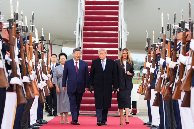 [앤드루스합동기지=AP/뉴시스] 23일(현지 시간) 미 메릴랜드주 앤드루스 합동기지에 도착한 시진핑 중국 국가주석과 펑리위안 여사가 환영행사를 위해 마중 나온 도널드 트럼프 미국 대통령, 멜라니아 트럼프 여사와 레드카펫을 걸어가고 있다. 2026.09.25.