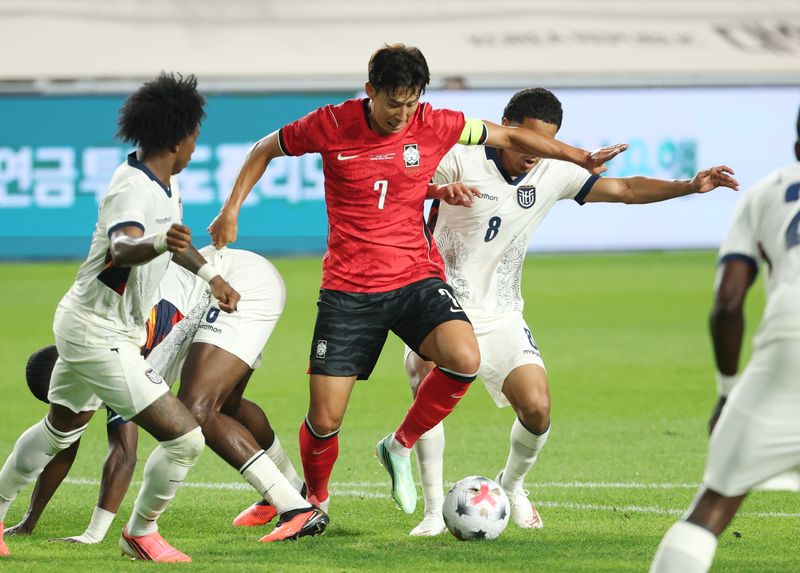 24일 경기 수원시 팔달구 수원월드컵경기장에서 열린 축구 국가대표 평가전 대한민국과 에콰도르의 경기, 손흥민이 돌파하고 있다. 뉴스1