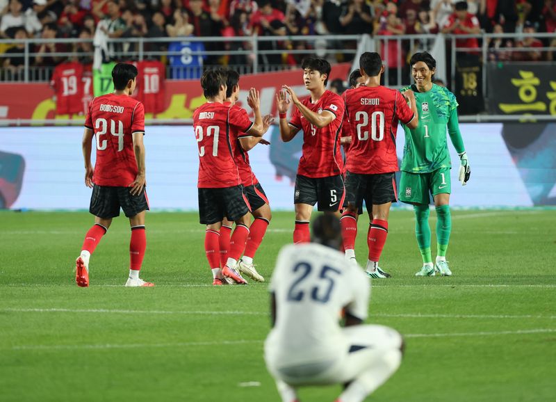 24일 경기 수원시 팔달구 수원월드컵경기장에서 열린 축구 국가대표 평가전 대한민국과 에콰도르의 경기, 3대0 승리를 거둔 대한민국 선수들이 기뻐하고 있다.뉴스1