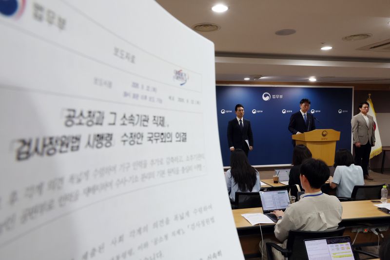 [과천=뉴시스] 고승민 기자 = 이응철 법무부 검찰국장이 지난 22일 경기 과천 정부과천청사 법무부에서 공소청 직제안 관련 브리핑을 하고 있다. 2026.09.25. kkssmm99@newsis.com