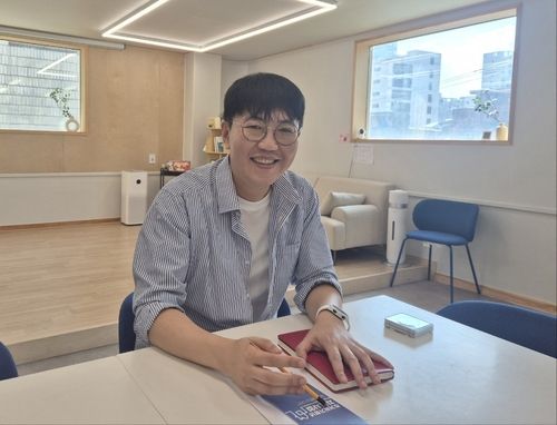 주거위기청년 지원 사업을 맡은 김영호씨 (출처=연합뉴스)