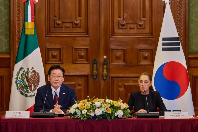 이재명 대통령과 클라우디아 셰인바움 멕시코 대통령이 24일(현지시간) 멕시코시티 대통령궁에서 한-멕시코 기업인 간담회를 공동 주재하고 있다. 이날 간담회에는 대한상의 회장인 최태원 SK그룹 회장과 LG그룹 구광모 회장 등 9명의 한국 기업인을 포함해 양국 고위인사 30여명이 참석했다. 연합뉴스