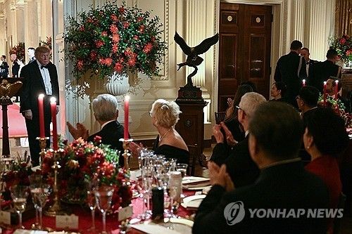 트럼프 대통령이 시진핑 주석에 선물한 흰머리수리 조각상. 연합뉴스
