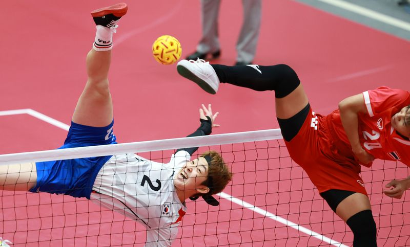 한국 한예지(왼쪽)가 25일 오전 일본 나고야 미즈호 공원 체육관에서 열린 2026 아이치·나고야 아시안게임 세팍타크로 여자 팀 레구 결승에서 태국을 상대로 공격하고 있다. 뉴시스