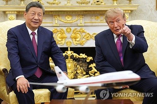 회담하는 트럼프 미국 대통령(오른쪽)과 시진핑 중국 주석. 연합뉴스