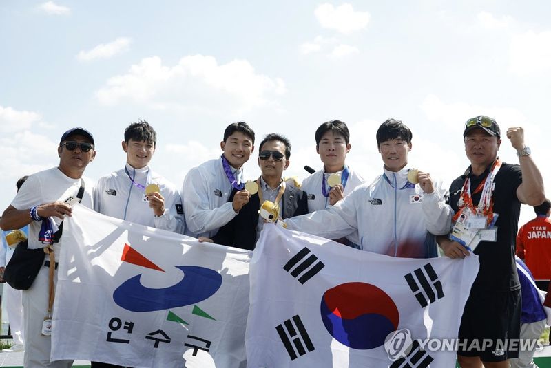 24일 2026 아이치·나고야 아시안게임 남자 카약 4인승(K4) 500m에서 금메달을 획득한 한국 카누 대표팀 선수들이 관계자들과 기념촬영을 하고 있다. 연합뉴스