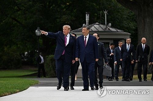 백악관 헬리장 함께 살펴보는 미중 정상 (출처=연합뉴스)