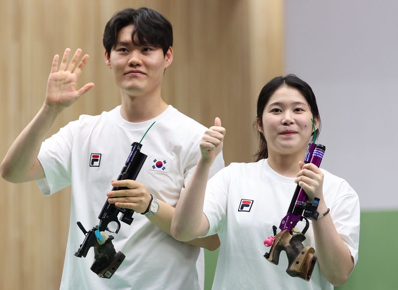 홍수현(왼쪽)과 추가은이 25일 일본 아이치현 종합사격장에서 열린 2026 아이치·나고야 아시안게임 사격 10m 공기권총 혼성 단체전 결선에서 은메달을 획득한 뒤 인사하고 있다. 연합뉴스