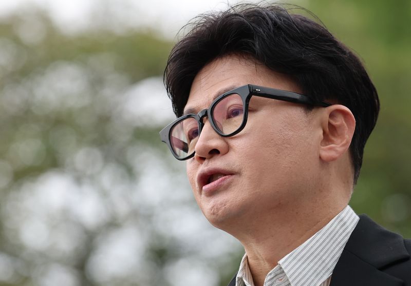 한동훈 무소속 의원이 지난 24일 오후 서울 용산구 국방부 앞에서 기자회견을 열고 'DMZ 지뢰 폭발' 현장 조사를 촉구하는 1인 시위를 하고 있다. 2026.9.24 ⓒ 뉴스1 오대일 기자
