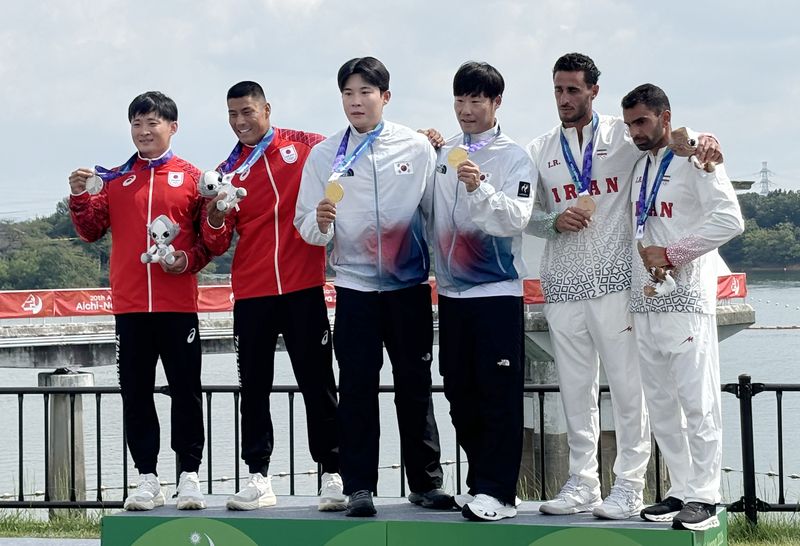 조광희·김효빈 한국 첫 2관왕 (나고야=연합뉴스) 오명언 기자 = 25일 일본 아이치현 미요시 레이크 카누 코스에서 열린 2026 아이치·나고야 아시안게임 카누 스프린트 남자 K2 500ｍ 결승에서 1분 31초 859의 기록으로 금메달을 따낸 조광희-김효빈이 메달을 들어보이고 있다. 2026.9.25 coup@yna.co.kr (끝)