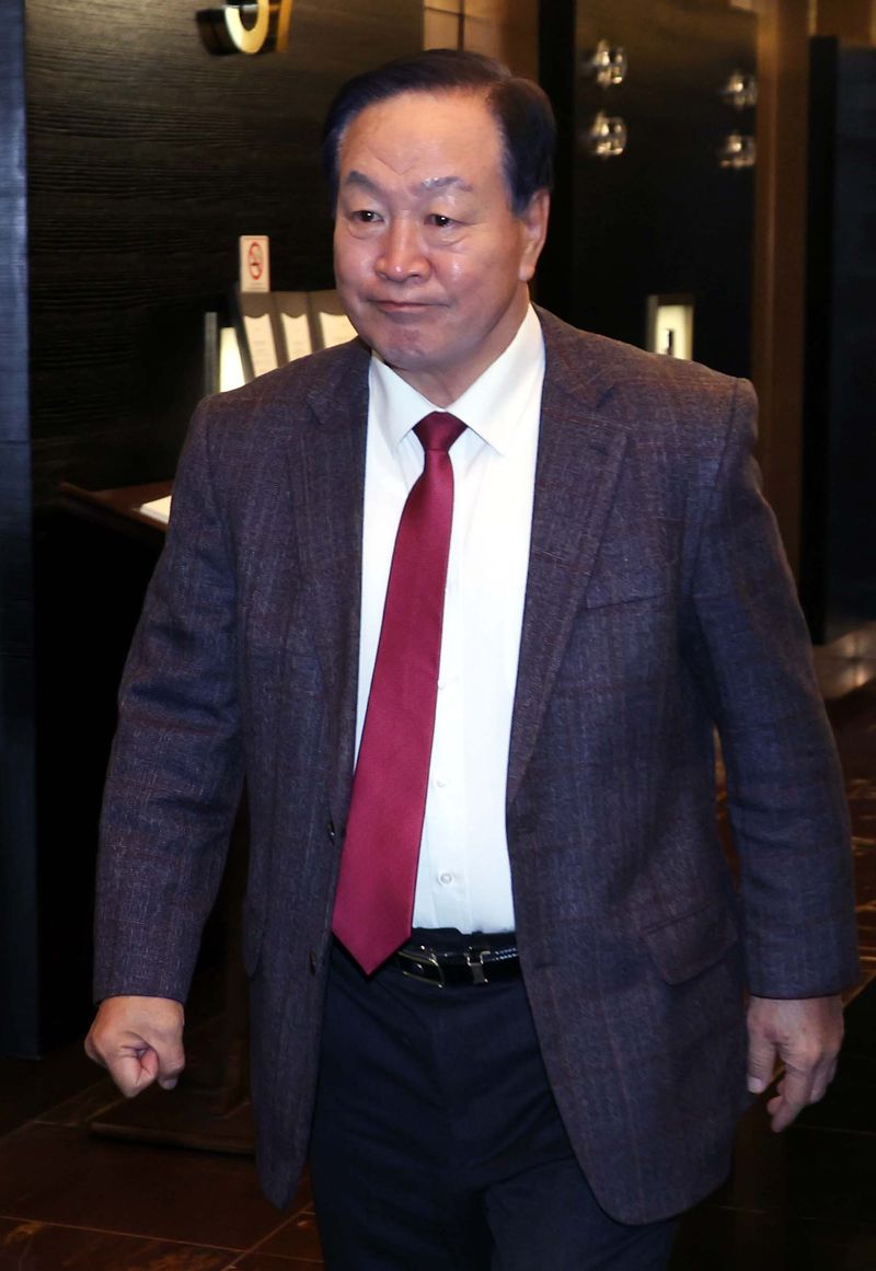 [서울=뉴시스] 조성봉 기자= 한기호 국민의힘 의원이 19일 오후 서울 여의도의 한 식당에서 열린 장동혁 대표 주재 중진의원 모임에 참석하고 있다. 2025.11.19. suncho21@newsis.com