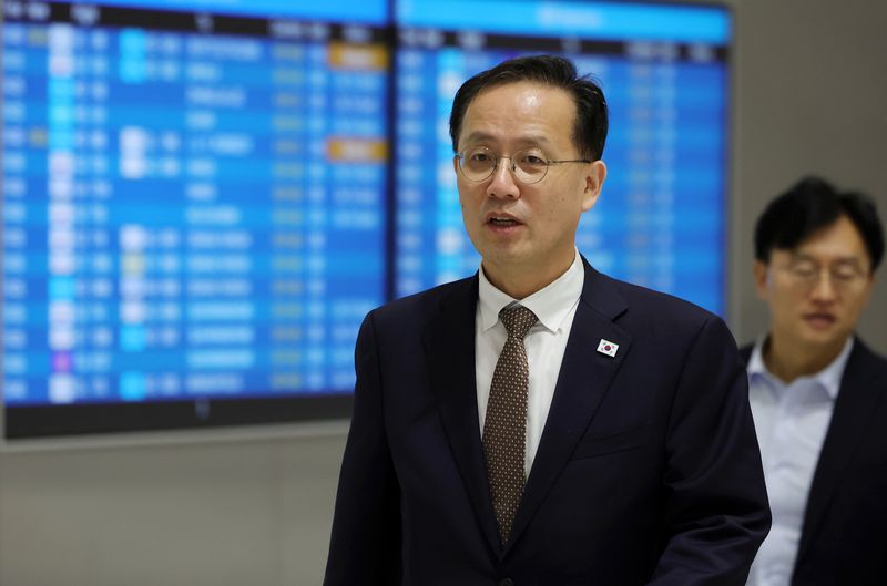 [인천공항=뉴시스] 홍효식 기자 = 이형일 부총리 겸 재정경제부 장관이 이재명 대통령의 뉴욕 순방에 동행하기 위해 22일 인천국제공항 제2터미널을 통해 출국하고 있다.이 장관은 뉴욕에서 해외 투자자들을 대상으로 열리는 한국 경제 설명회(IR) 등 주요 일정에 참석할 예정이다. 2026.09.22. yesphoto@newsis.com