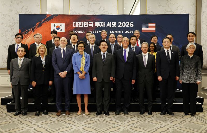 [뉴욕=뉴시스] 김진아 기자 = 이재명 대통령이 23일(현지 시간) 미국 뉴욕의 한 호텔에서 열린 ‘대한민국 투자서밋 2026’ 에 앞서 참석자들과 기념 촬영을 하고 있다. 2026.09.23. bluesoda@newsis.com