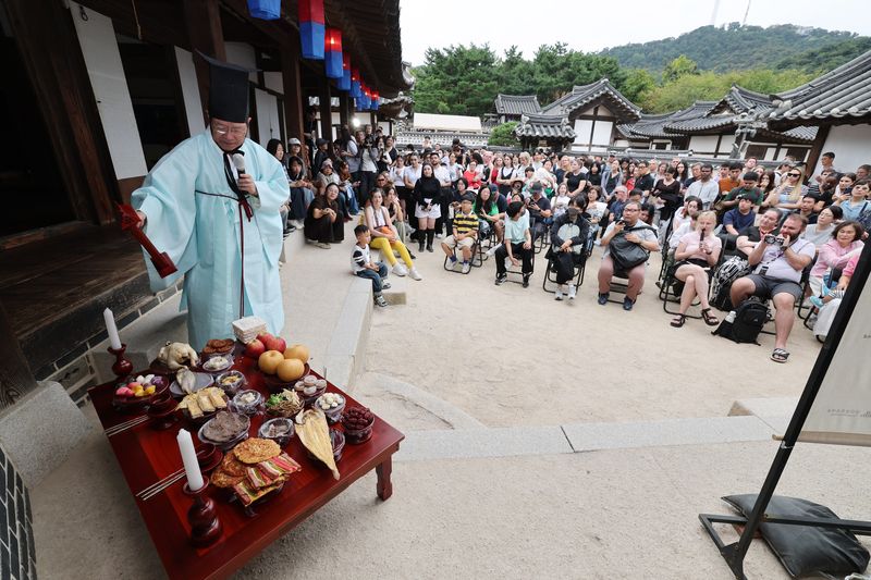 (서울=뉴스1) 박세연 기자 = 추석인 25일 서울 중구 남산골한옥마을에서 열린 '2026 남산골 추석축제 남산달빛마당'에서 전통 차례상을 소개하고 있다. 마당을 주제로 열리는 남산골한옥마을의 이번 추석 행사는 27일까지 계속된다. 2026.9.25/뉴스1 /사진=뉴스1화상