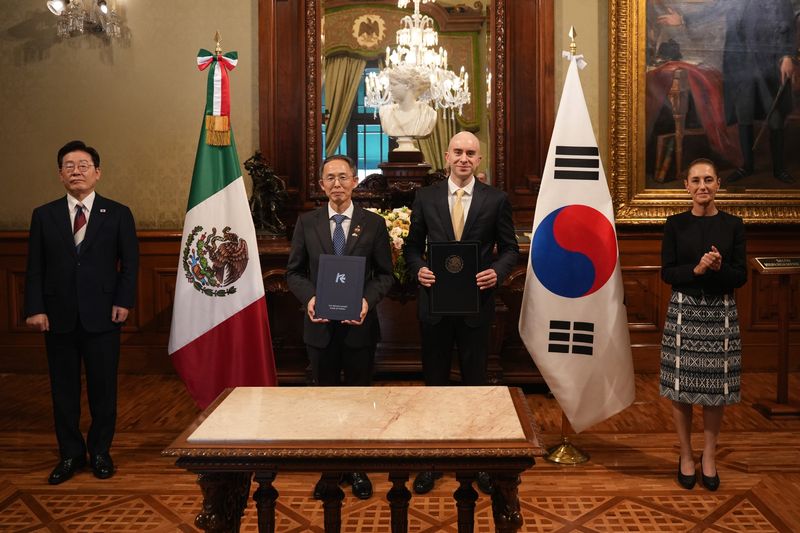 황기연 한국수출입은행장(완쪽 두번째)과 카를로스 토레스 멕시코 대외무역개발은행장이 24일(현지시간) 멕시코 대통령궁에서 이재명 대통령과 클라우디아 샤인바움 멕시코 대통령이 임석한 가운데 '한국수출입은행-대외무역개발은행 간 금융협력에 관한 양해각서'를 교환한 뒤 기념 촬영을 하고 있다. 한국수출입은행 제공