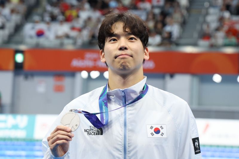 서귀포시청 소속 이주호가 2026 아이치·나고야 아시안게임 남자 배영 시상식에서 은메달을 들고 있다. 이주호는 배영 200m 은메달과 배영 100m·혼계영 400m 동메달을 획득해 아시안게임 통산 메달을 9개로 늘렸다. 사진=뉴스1