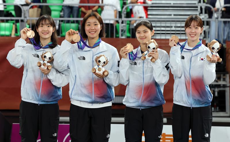 25일 일본 나고야 긴조후토역 광장 특설 코트에서 열린 2026 아이치·나고야 아시안게임 여자 3대3 농구 메달 세리머니에서 동메달을 차지한 대한민국 선수들이 동메달을 들고 기념촬영을 하고 있다. 연합뉴스