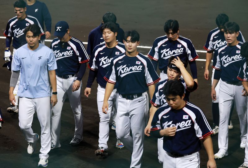 25일 오후(현지 시간) 일본 아이치현 도요하시 시민구장에서 열린 2026 아이치·나고야 아시안게임 남자 야구 슈퍼라운드 1차전 한국과 일본의 경기에서 0-5로 일본에 패한 한국 선수들이 굳은 표정으로 경기장을 나서고 있다. 뉴시스