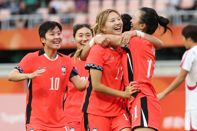 21일(현지시간) 일본 시즈오카현 후쿠로이시 시즈오카 스타디움 에코파에서 열린 2026 아이치·나고야 아시안게임 여자 축구 F조 예선 대한민국과 북한의 경기, 후반 한국 윤수정이 팀의 첫 번째 골을 넣은 뒤 동료들과 기쁨을 나누고 있다. 뉴시스