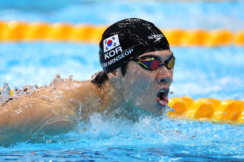25일 오후(현지 시간) 일본 도쿄도 고토구 도쿄아쿠아틱스센터에서 열린 2026 아이치·나고야 아시안게임 경영 남자 접영 200m 결선에서 김민섭이 역영하고 있다. 연합뉴스