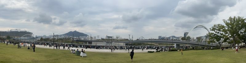 부산역 내리자 상어 구경부터…하루 10만명 우르르, '부캉이 콘서트'[르포]