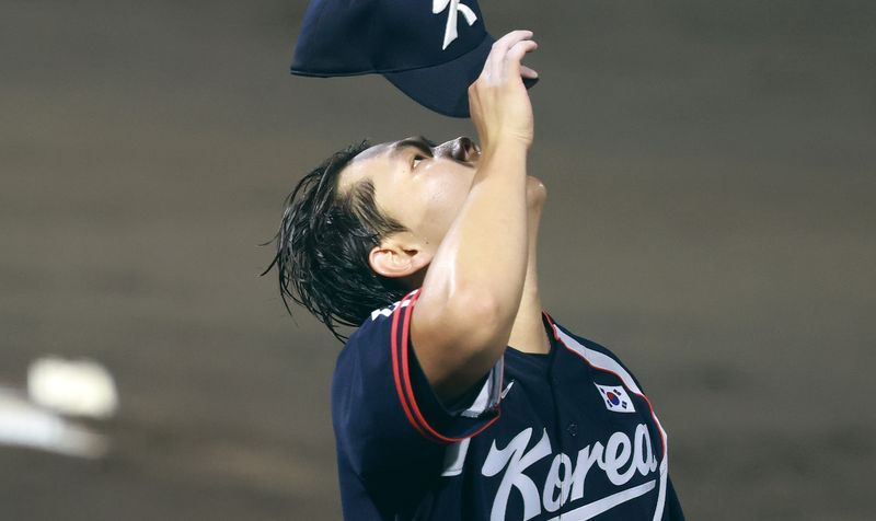 25일 오후(현지 시간) 일본 아이치현 도요하시 시민구장에서 열린 2026 아이치·나고야 아시안게임 남자 야구 슈퍼라운드 1차전 한국과 일본의 경기, 한국 선발 소형준이 3회말 연속 실점과 유격수 송구 실책까지 이어져 실점이 지속되자 아쉬워 하고 있다. 뉴시스