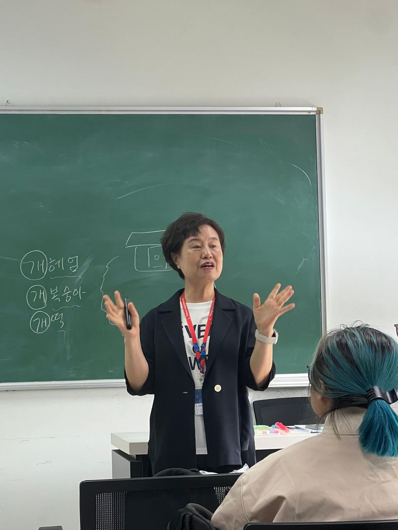 이계선 베트남 탕롱대 한국어과 학과장이 25일 베트남 탕롱대 한국어과 강의실에서 4학년 학생들을 대상으로 접두사 '개'에 대해 설명하고 있다. 사진=김준석 특파원