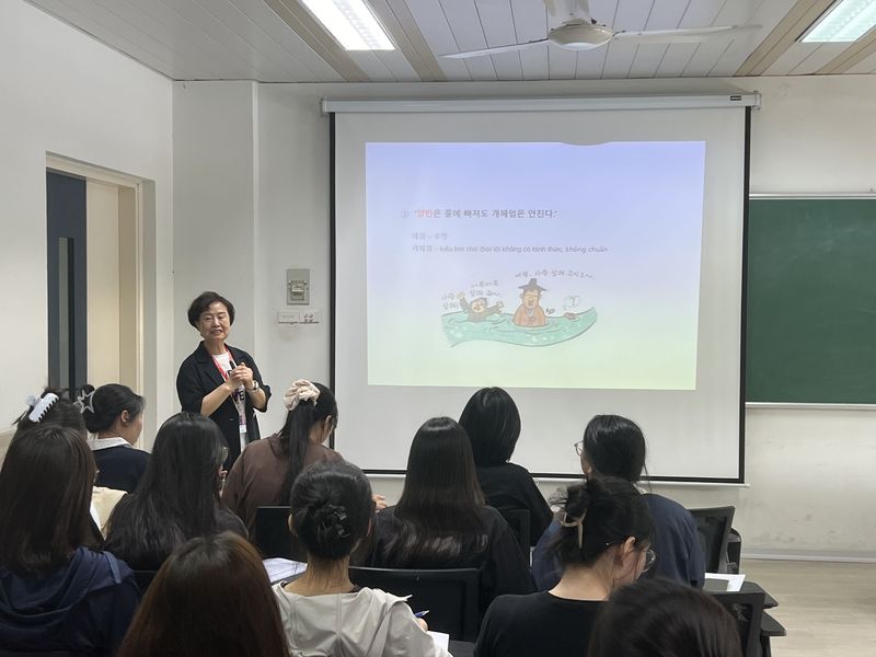 이계선 베트남 탕롱대 한국어과 학과장이 25일 베트남 탕롱대 한국어과 강의실에서 4학년 학생들을 대상으로 한국의 체면 문화와 관련된 관용어와 속담 등을 설명하고 있다. 사진=김준석 특파원