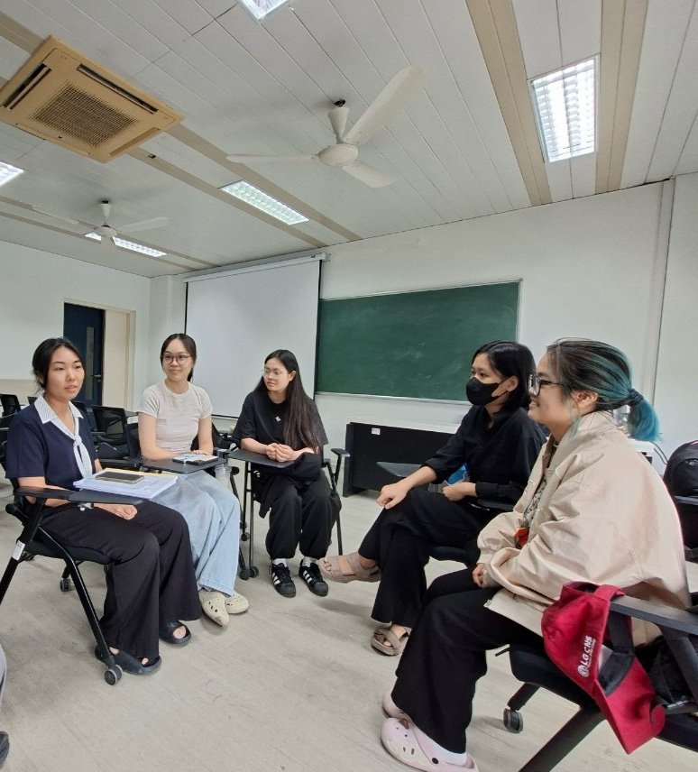 25일 탕롱대 한국어과 강의실에서 만난 4학년 학생들이 기자와 둘러앉아 한국어에 매료된 이유와 다채로운 진로 계획에 대해 이야기하고 있다. 사진=김준석 특파원