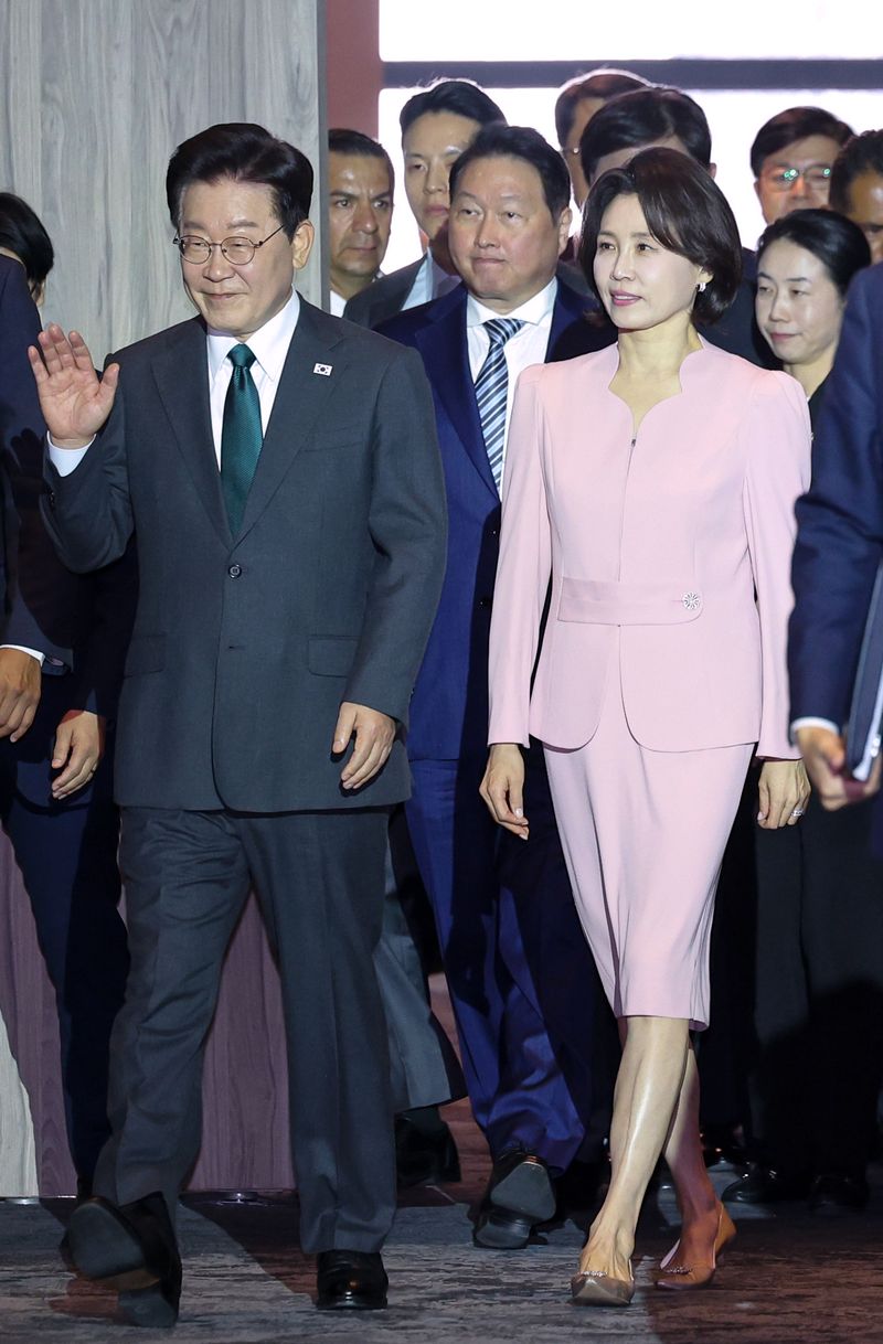 이재명 대통령과 김혜경 여사가 25일(현지시간) 멕시코시티 월드트레이드센터에서 열린 한-멕시코 비즈니스 포럼에 입장하고 있다. 연합뉴스