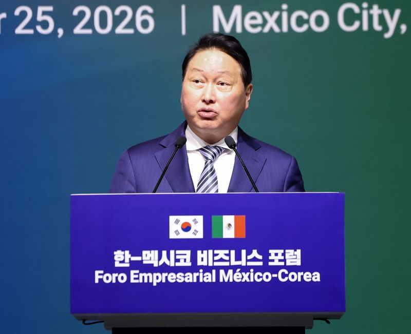 최태원 대한상공회의소 회장이 25일(현지시간) 멕시코시티 월드트레이드센터에서 이재명 대통령이 참석한 가운데 열린 한-멕시코 비즈니스 포럼에서 환영사를 하고 있다. 연합뉴스