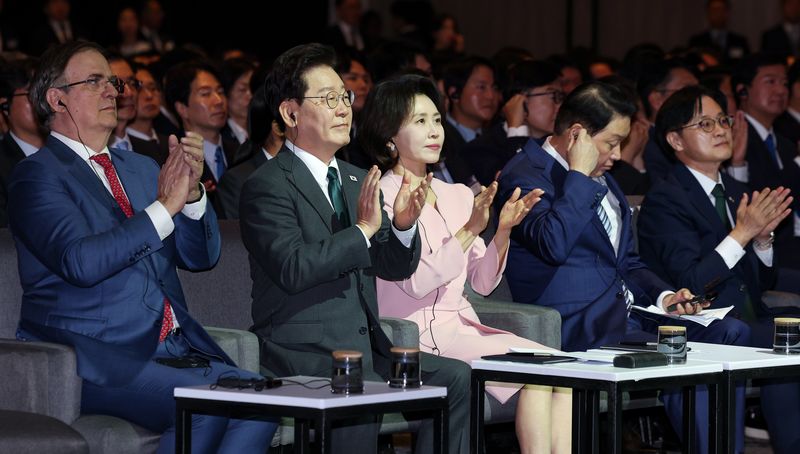 이재명 대통령과 김혜경 여사가 25일(현지시간) 멕시코시티 월드트레이드센터에서 열린 한-멕시코 비즈니스 포럼에서 참석자 발언이 끝난 뒤 박수치고 있다. 연합뉴스