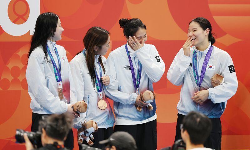 25일 도쿄 아쿠아틱스 센터에서 열린 2026 아이치·나고야 아시안게임 여자 400m 계영 결승에서 동메달을 차지한 허연경(오른쪽부터), 안세현, 박시은, 김승원이 시상대에 올라 눈물을 보이고 있다. 2026.9.25 ⓒ 뉴스1 김민지 기자